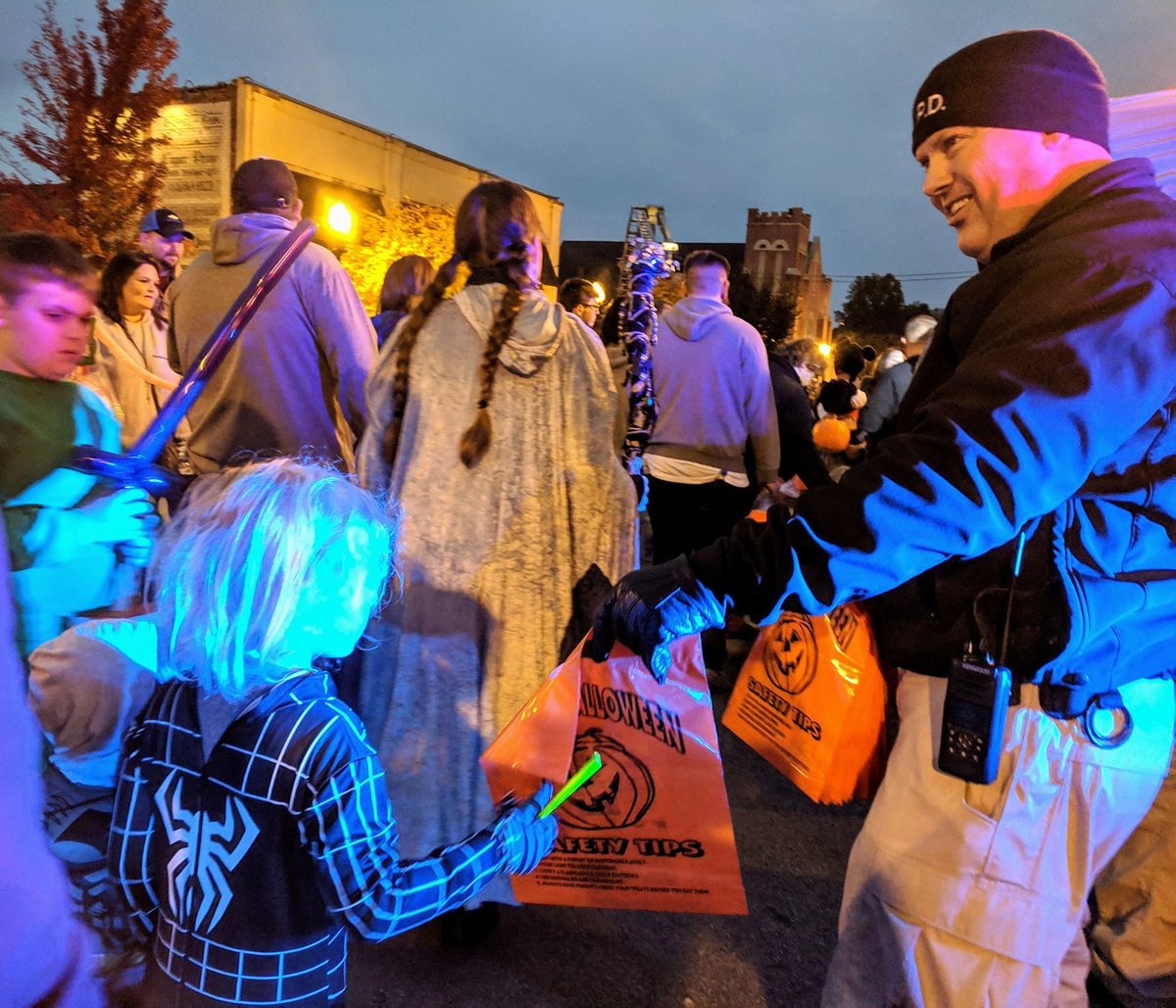 ***Road Closure*** Main Street will be closed from 4th Street to East 9th Street at approximately 5pm until 9pm for Boo On Main festivities. Please be mindful of pedestrians. #londonky #londonpoliceky #halloweensafety