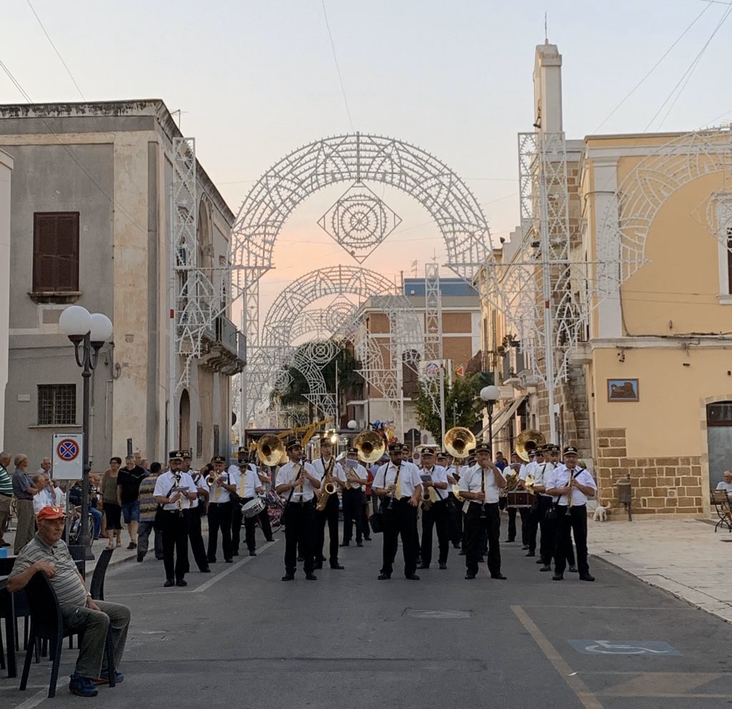 Per me raccontare una tradizione non è solo trasmissione di ciò che ho ricevuto, ma è porre attenzione e rispetto all’autenticità di un luogo.

#26ottobre Giornata Nazionale del Folklore e delle tradizioni Popolari.
#zenzyazonzo #GuidaPop #tourguide <a href="/viaggiarepuglia/">Viaggiareinpuglia.it</a>