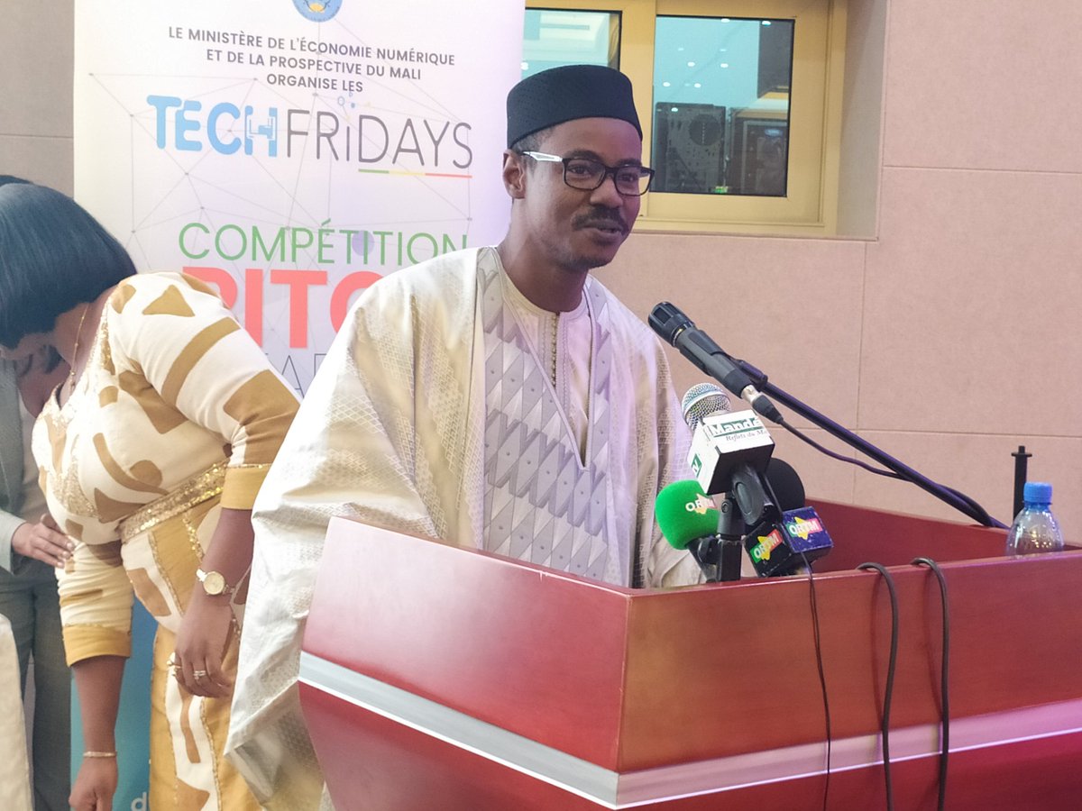 AgeticOfficiel's tweet photo. #TECHFRIDAYS 3em édition le #DG de l'#AGETIC lors de la proclamation des résultats. Dans l'ordre #Agribox , #Siranocoma et #Itomba primés
@KamissaCamara @hamedsalif @KhadijaMaiga @MaliMenp @BabaWhizzo https://t.co/H5FrvmAPdp