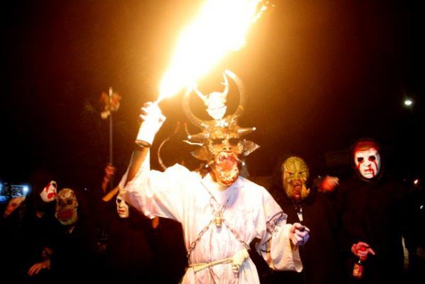 Merflores36's tweet photo. #Nicaragua 
#Tradicionycultura 
Este pasado viernes 25 de octubre se celebro en #masaya la tradicional fiesta de los #aguizotes dónde personas recorren las calles en honor a san Jerónimo. https://t.co/k5mHIZmagj