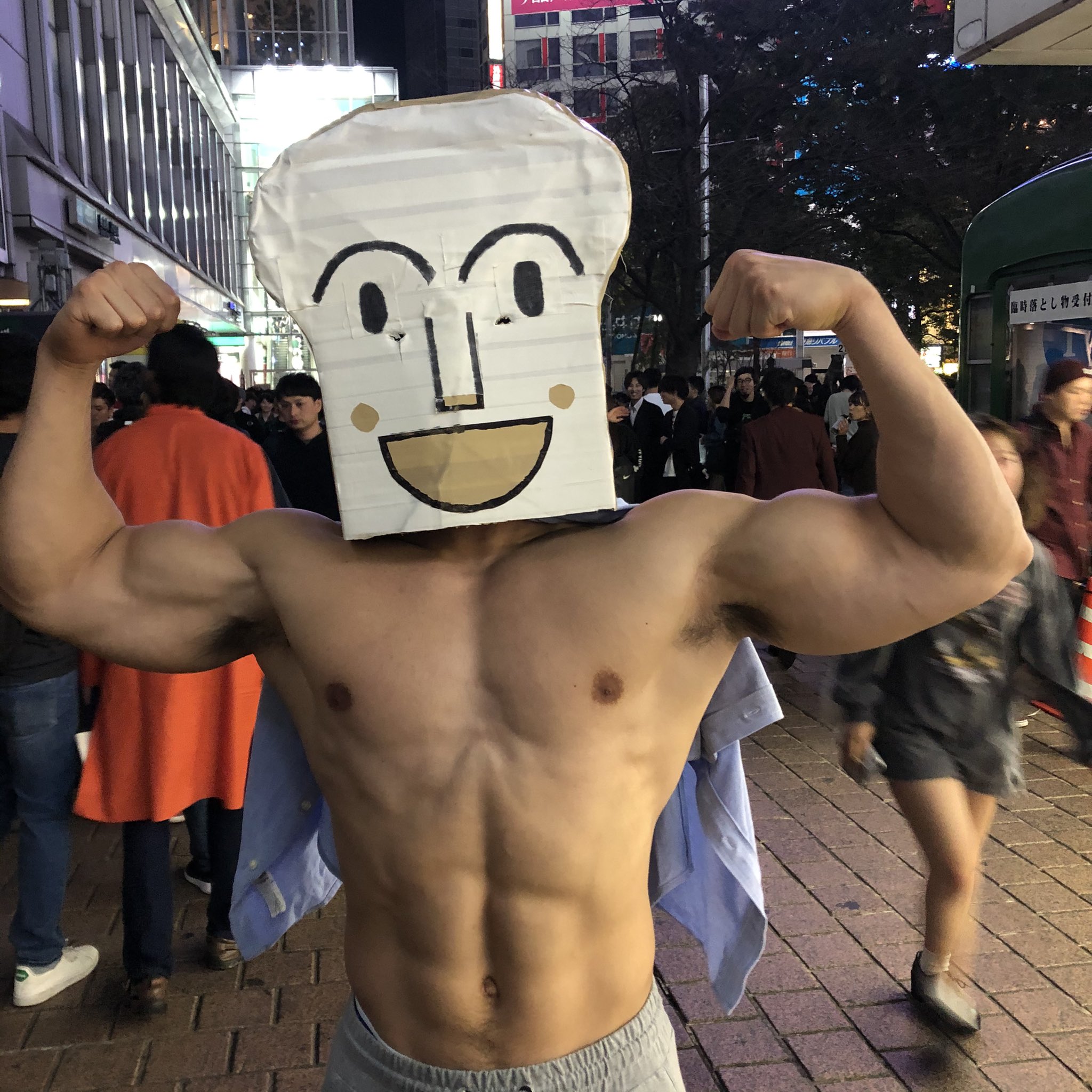 Taro Mano ちょっとバレてきてますが今年は上京して初めて渋谷のハロウィン行って来ました 今年は子供達が喜ぶと思って食パンマンにしました そして子供達に食パン配ってきました 食パン15斤持っていったのですが食パンすぐに売れてしまいまし