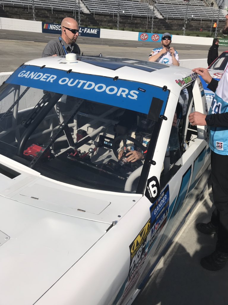 NieceMotorsport's tweet image. . @RossChastain getting strapped in his No. 45 @CarShieldUSA @TeamChevy for his qualifying run at @MartinsvilleSwy 

#CarShield #CarShieldAutoProtection #ExtendedAutoProtection #AutoWarranty #MelonManChallenge #NascarPlayoffs