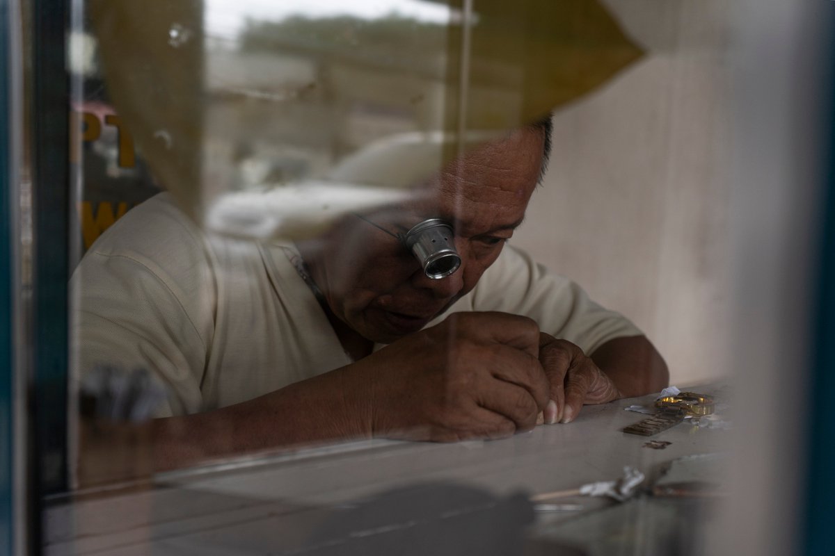 PSYmund's tweet image. Quick snaps on the streets before doing portraits.
Fell in love with this genre ever since I started photography. 👁️
#simplelivesofdavaoeños #davao #lifeishere