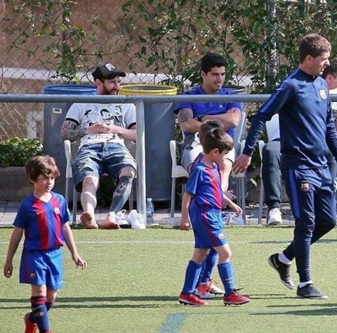 daroFernandez78's tweet photo. Sus hijos no concurren a sus trabajos y les dan instrucciones de como hacerlo, ni les grita , ni los confunden , ni los presionan, ni nada. Ustedes estan enfocados y ocupados. Entonces dejen a sus hijos hacer el suyo ..que es jugar..⚽️ https://t.co/lvEKvolD0U
