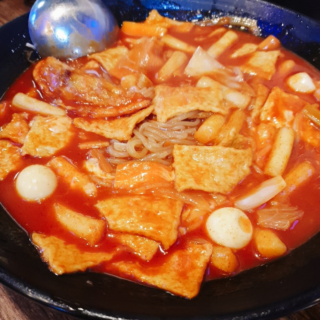 AppleRoseLily's tweet photo. 여기 떡볶이 맛집 맞네 #twotwochicken https://t.co/1XxzmiWpzR