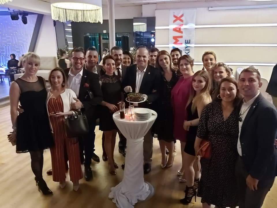 remaxlotus's tweet photo. RE/MAX ALLSTAR ÖDÜL GECESİNDE 🏆🏆
‼ RE/MAX LOTUS 
Temmuz-Ağustos-Eylül Döneminde İstanbul Anadolu Ofisleri arasında CİRO sıralamasında "9."luk Ödülü 
‼Danışmanımız Sevgili İlknur Yıldırım ise EN ÇOK İŞLEM YAPAN Danışmanlar arasında  "3." lük ödülü aldı.
#remaxlotus #remax https://t.co/FiMrWt2nsJ