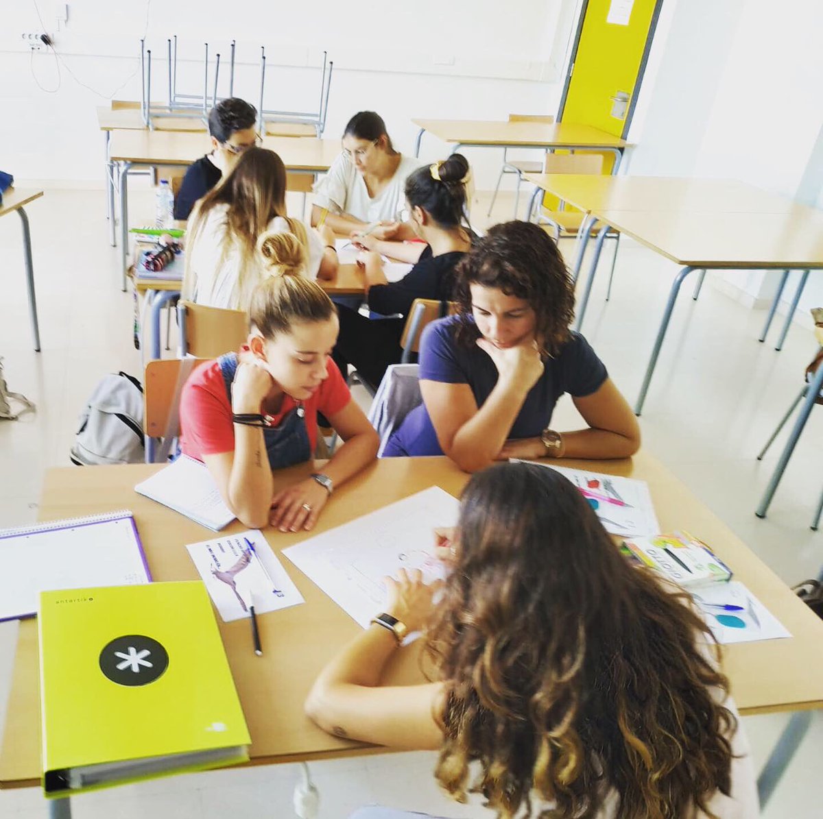 CepMenorca's tweet photo. No aturam de formar-nos i #treballar per millorar la nostra activitat a l’aula i en el #centre. Aquí unes imatges de la #formació #intercentres “#Neuroeducació a l’etapa d’#infantil” que realitzen les #escoletes Poriol i Joguina de #Ciutadella. #Educació #Menorca https://t.co/rHhXGmTBtP