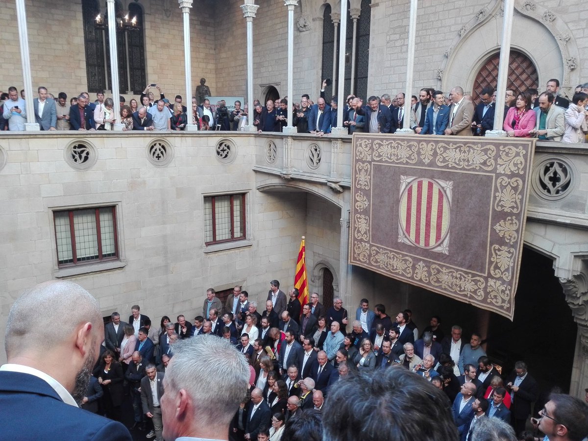 AnnavilanovaiF1's tweet photo. Avui, al Palau de la Generalitat, 850 Ajuntaments del país es posicionen en contra de la sentència!!!! L'Ajuntament de Sant Just també!!! @AlcaldiaRepubl1 @JxCatSantJust @ERC_SantJust @cupsantjust https://t.co/cE3GVL9J1f