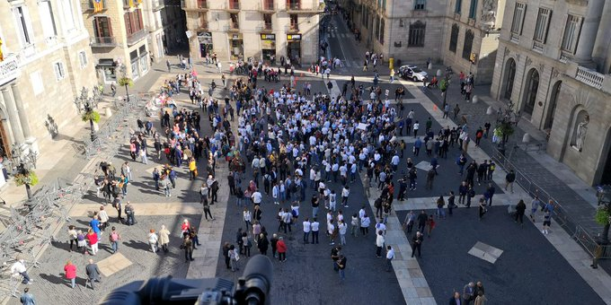 Els de Parlem al final s'han anat a un bar, han ajuntat dues taules i han parlat fent el vermut.