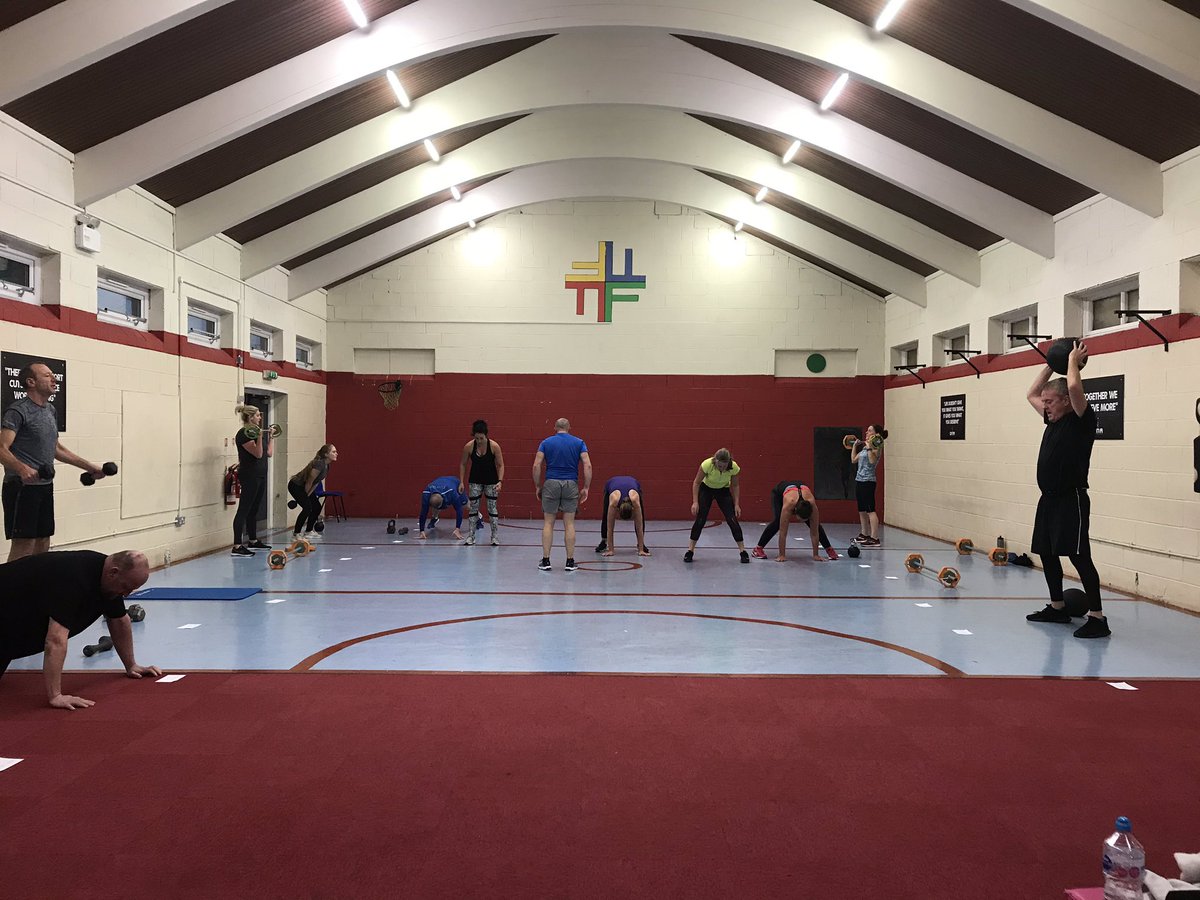 search4stronger's tweet photo. This lot were jumping right into the weekend this morning @DNA_FitnessRev Dedication in these grim conditions #dnafitness #grouptraining #weekendsesh #rainhill https://t.co/1mMYKZA9aF
