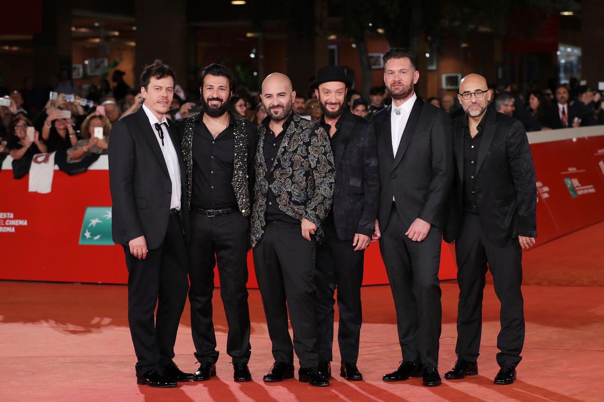 Negramaro's tweet photo. Rosso come il sangue che ci scorre dentro, come la passione che brucia forte da sempre, come questo “sentiero” che ieri sera ci ha portato dritto, dritto a voi. Grazie per tutto quello che siete stati, siete e sarete per noi! #LAnimaVistaDaQui https://t.co/FIDDkrhdH4