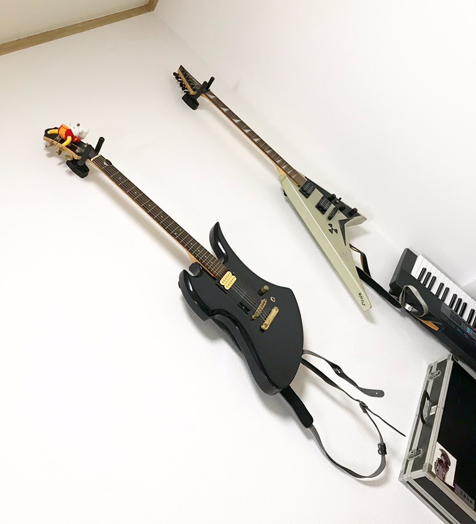 yuta_96's tweet photo. ギタリストなら一度は憧れるであろう壁掛け。最初からそのつもりで補強入れてもらってあるとはいえ、新築の壁にビス打つのはかなり勇気が要りました😂夢がまた1つ叶いました。
#guiter #mockingbird #jacksonV https://t.co/8iWKEbGo4E