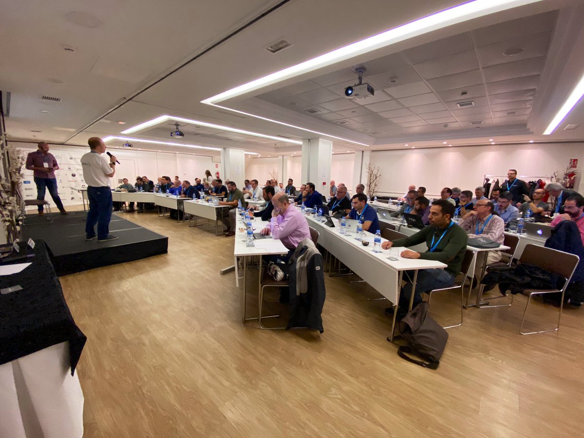 SpanishDevCon's tweet image. Seguimos con la #SpanishDevCon con mucha gente y con la ponencia ahora de Fernando Castelló que nos habla de la Gestión de usuarios con Open Directory #Claris