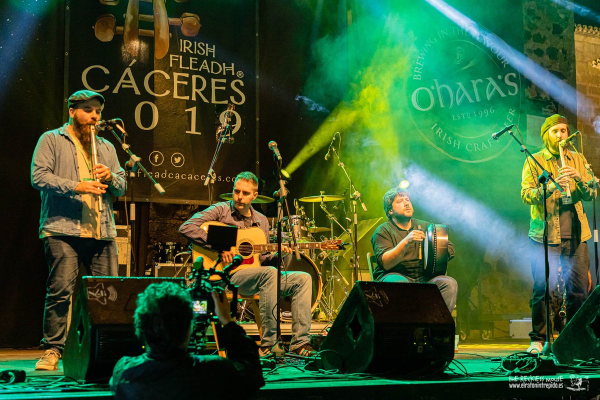wrecklessmouse's tweet photo. Los gallegos Boj, abriendo los conciertos del @IrishFleadh.
 #EscenarioOHaras
 #CáceresIrishFleadh19.
#elratonintrepido 🐭 https://t.co/tzH7ivWwHY