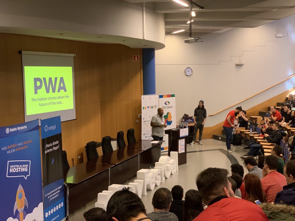 GDGPontevedra's tweet photo. Aprendendo sobre as Progressive Web Apps con @romulocintra! #DevFestGal cc @GDGGalicia @GDG_ES https://t.co/OenIN9ibfe