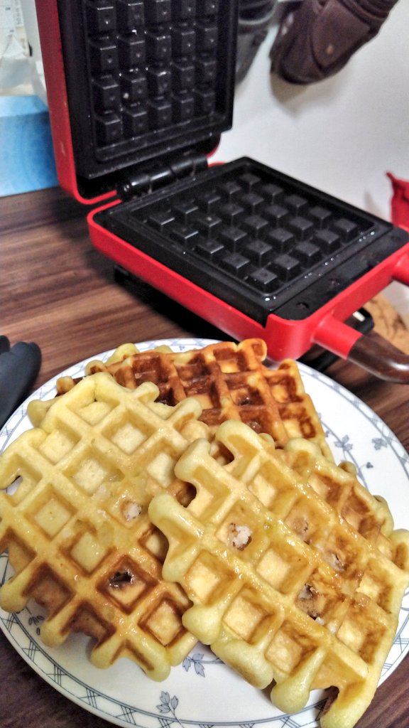 桜井 ゆなみ ワッフル専用だもんね ギリ 餅焼いてモッフルできるかな だけど それよりひとまわり高いけど 電気ので ワッフルプレートあるホットサンドメーカーどうよ アウトドアで持ち出さないなら ええと思うんやけど メロンパンとかチーズ