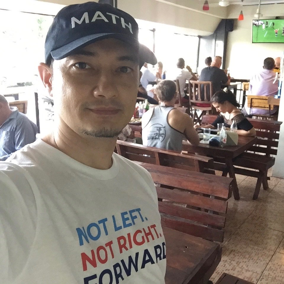 zenglen's tweet image. My first batch of #YangMerch arrived this week. Wore it in public for the first time today at a new restaurant just down the street from me (I live 30+ minutes from town). To my amazement, a fellow expat &amp;amp; #DemocratsAbroad member I met last week showed up with a couple friends!