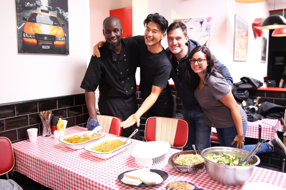 現場でみんなのお腹を満たしてくれるアンソニー <a href="/Toniolovesfood/">Tonio's Kitchen</a> 

こっちの現場で嬉しいのは、ケータリングのシェフによっていろんな国の料理が楽しめること！

アンソニーの作るカリブ料理やジャマイカ料理は絶品😋🍽