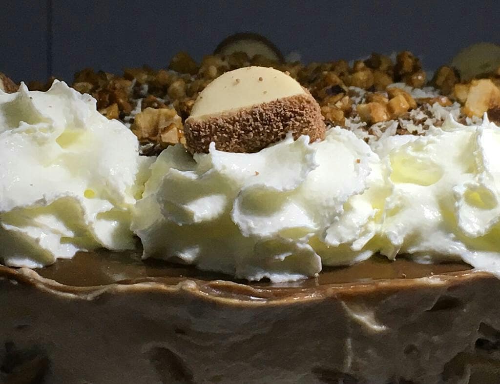 vpurple89's tweet photo. Mi primera tarta: la de Kinder Bueno receta de Pam de @Quiero_Cupcakes Quedó más blanda de lo que esperaba pero estaba muy buena de sabor. ¡Seguiré practicando! 😜🍰 #tartakinder #tartakinderbueno #kindercake #kinderchocolate #kinderbuenowhite https://t.co/f0pFR1zKSt