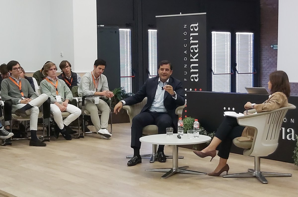 cesarcernuda's tweet photo. During #NoLimitsForTraining day, I had a great talk with a group of students, recent grads and young professionals who are ready and excited to enter the workforce. Always great to come back to Madrid and to be part of such events. Thank you @F_Ankaria &amp; @CUNEF for the invitation https://t.co/GExJH5OvBV