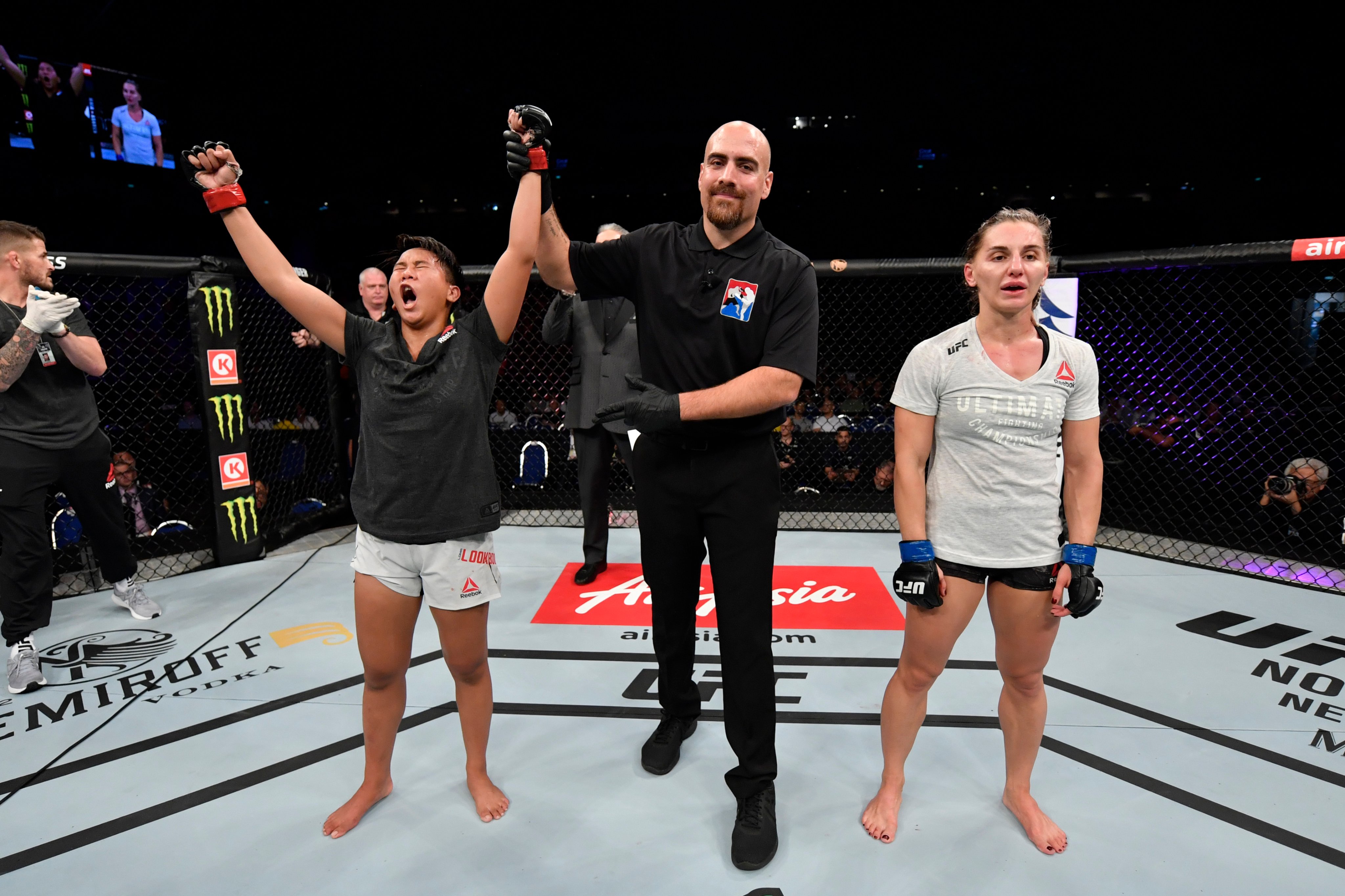 Loma Lookboonmee is victorious at UFC Singapore