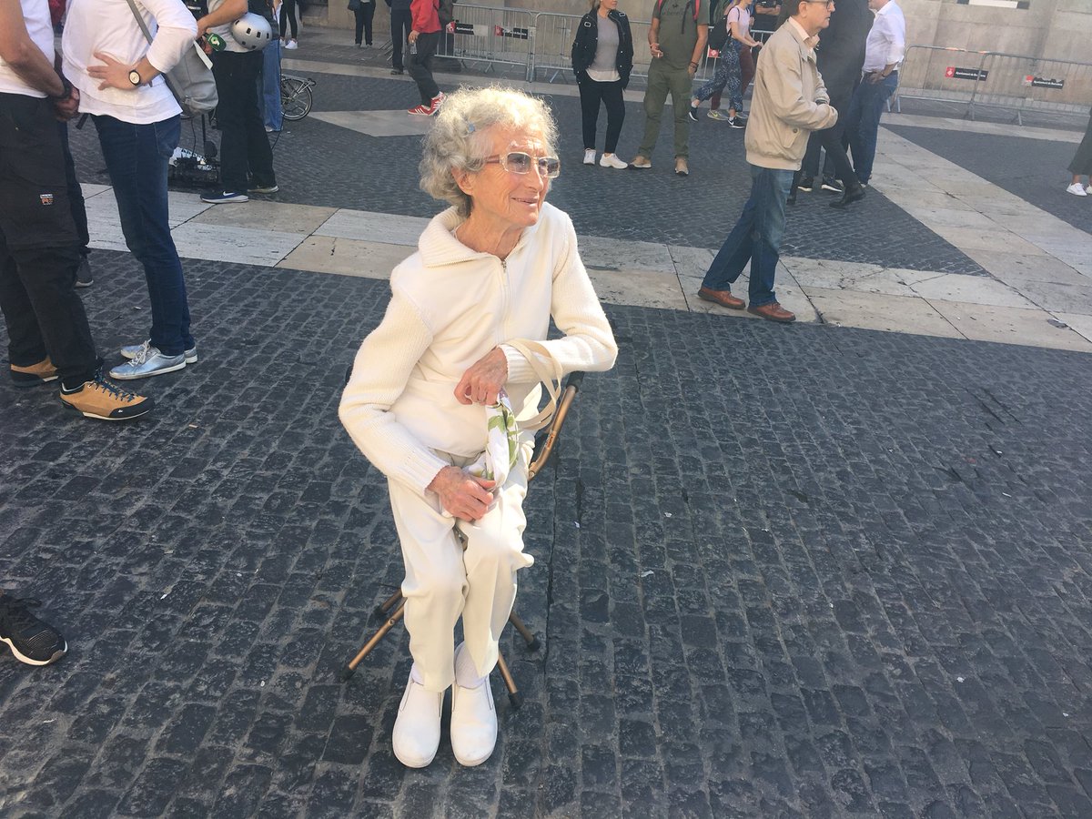 Núria, catalana de 90 años, quiere que los políticos se entiendan y hablen
Se ha vestido hoy de blanco para apoyar el movimiento <a href="/hablemosparlem/">Parlem, Hablemos</a>