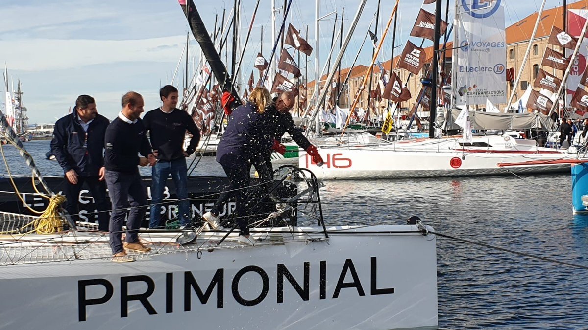 [#Live - @TransatJV_fr] Ça y est Bénédicte Gueugnier et <a href="/bertrandpiccard/">Bertrand PICCARD</a> baptisent le #bateau ! Grand moment d’#émotion pour la #PrimonialSailingTeam ! #TransatJV #baptême #Courseaularge #Multi50
