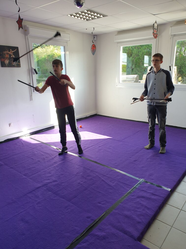 FlaviaBARRE's tweet photo. Découverte des Arts du Cirque avec le classe des 3ème A dans le cadre de l’ESC @Educationsocio1 #art #culture !! #mfr #alternance @UNMFREO @FRMFR_PDL https://t.co/PTpAuxwsTy