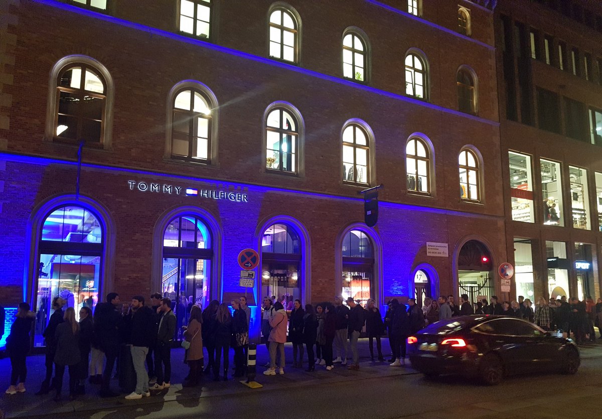 michaela_deluxe's tweet photo. Tommy Hilfiger Store Mittwoch 23.10.2019 mit DELUXE 😉😁
#Event #Modemarke
#TommyHilfigerStore
#tommyhilfiger #Hamburg #Deluxe https://t.co/pwsud0gnCj