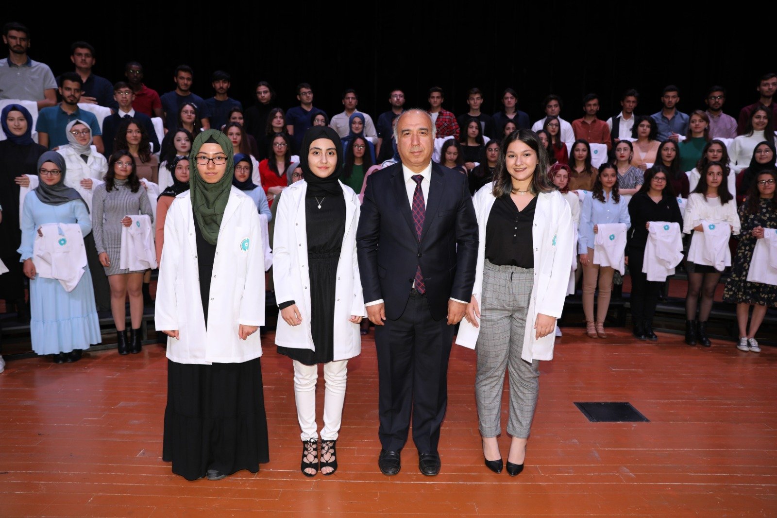 nigde omer halisdemir universitesi on twitter tip fakultesi ogrencilerimiz beyaz onluklerini giydiler karmuhsin nigdeomerhalisdemiruniversitesi haber ile ilgili detayli bilgiye ulasmak icin tiklayiniz https t co y1o9igdgyr https t co