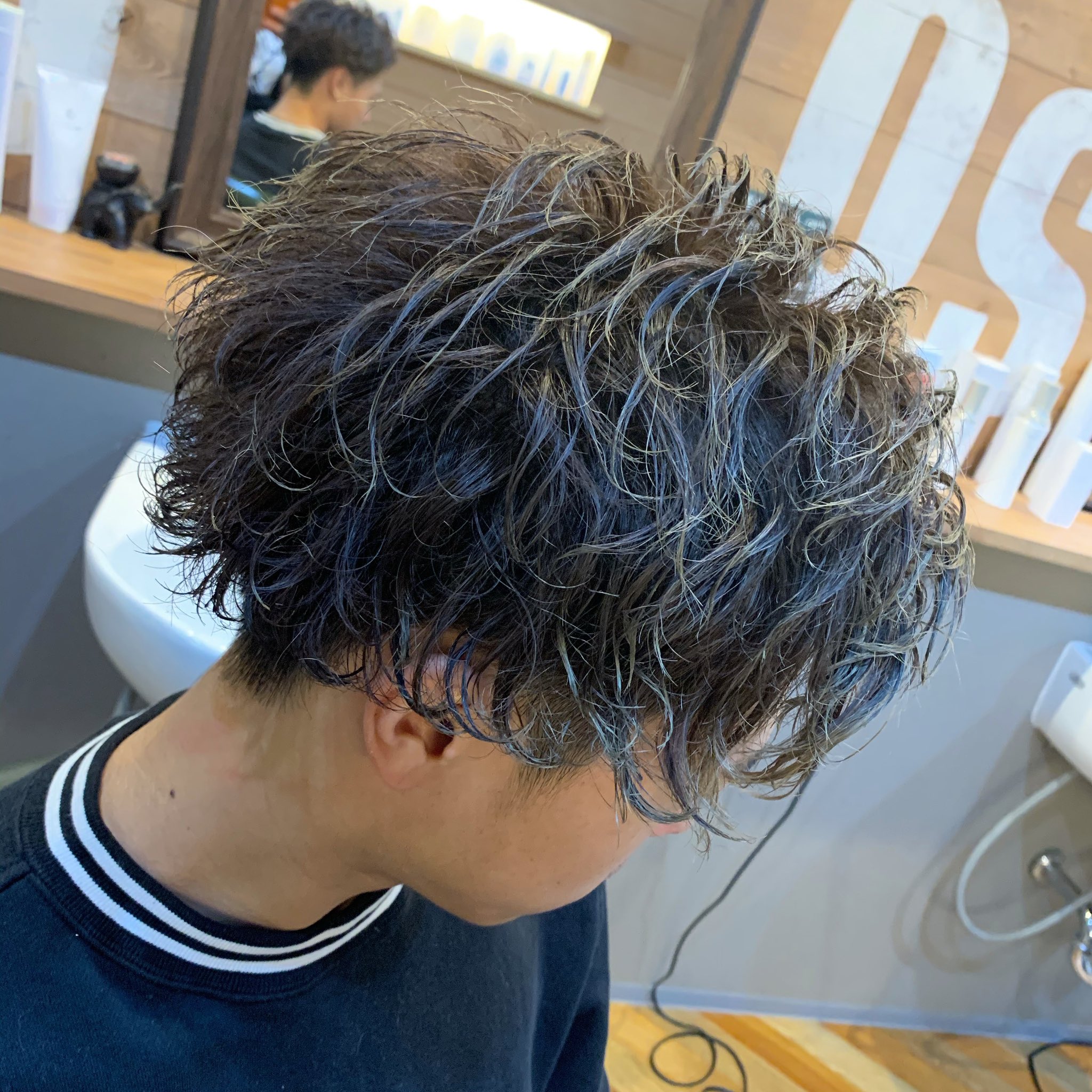 坂田風雅 Roost円町店 店長スタイリスト スパイラルパーマ Roost ルースト 京都 美容 メンズスタイル メンズヘアスタイル ハイトーンカラー ツイストパーマ ツーブロック マッシュ メッシュ メッシュキャップ 束感 束感スタイル 髪