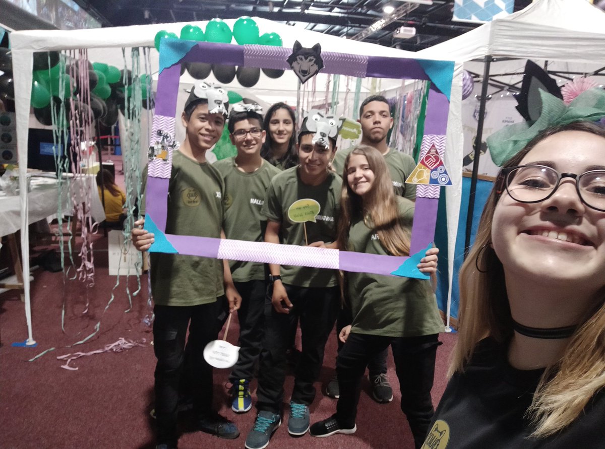 BlackWolves04's tweet photo. Y hoy podemos decir, más que contentos, que nuestra primera competencia FLL fue extremadamente especial, nos divertimos como nunca, aprendimos un montón, hicimos amigos de todas partes, nos vimos hinchando no por nosotros pero si por otros equipos geniales, gracias @MarceloUTEC https://t.co/HdknTD85EK