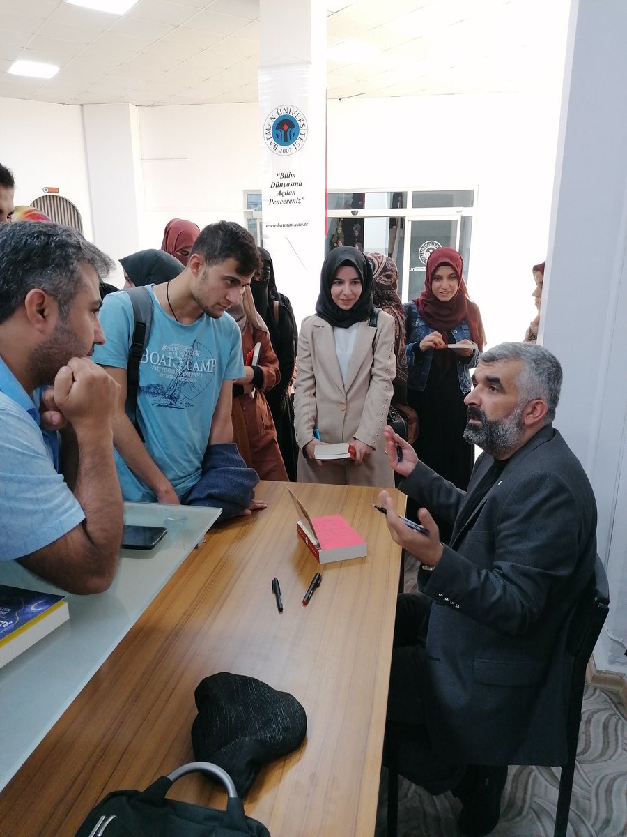 Ahmet TURGUT ’’Gönül Başkentimiz Kudüs’’ adlı konferansı ile kitapseverlerle buluştu. Konferansın ardından kitaplarını imzalayıp okuyucularıyla muhabbet etti. 
#batmankitapfuarı