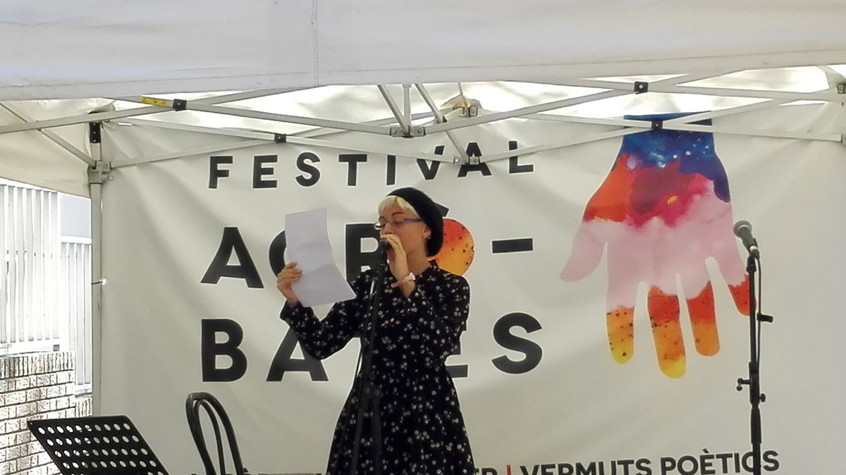_malarco1's tweet photo. La #música i #poesia al carrer dóna sortida al @facrobates d'enguany a @elBarradas amb #mariagonzalez @arienvega @tomas_pinel #javiersoleribas i d'altres poetes i cantautors @LHCultura https://t.co/uFBEIEafW5