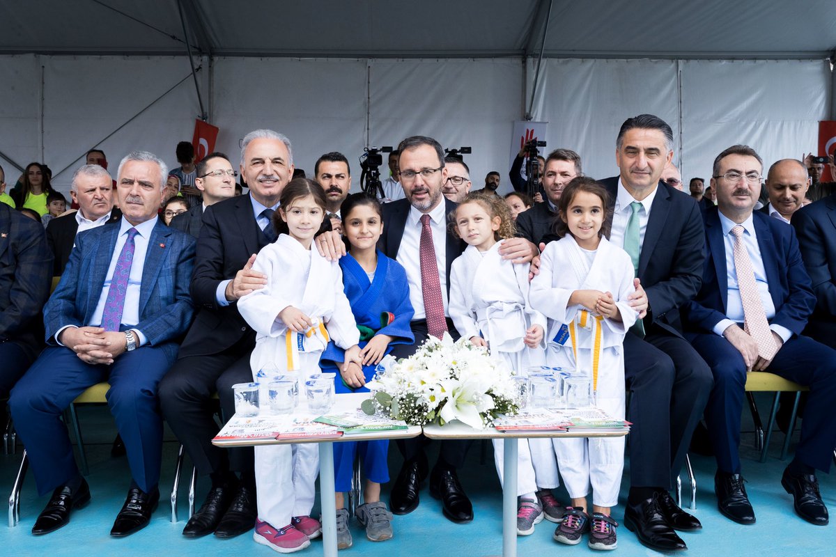 ismetyildirimtr's tweet photo. Ümraniye Kapalı Yüzme Havuzu ve Spor Merkezi açılışımızı gerçekleştirdik. Bizleri yalnız bırakmayan Sn. Bakanımız Dr. Mehmet Kasapoğlu’na teşekkür ederim. Ümraniyemizi sporun ve sporcunun  merkezi yapmak için var gücümüzle çalışacağız. https://t.co/GIUl5NuBLa