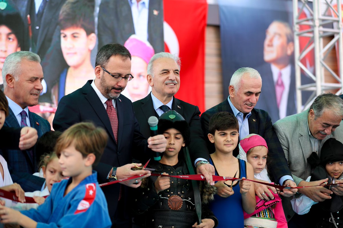 ismetyildirimtr's tweet photo. Ümraniye Kapalı Yüzme Havuzu ve Spor Merkezi açılışımızı gerçekleştirdik. Bizleri yalnız bırakmayan Sn. Bakanımız Dr. Mehmet Kasapoğlu’na teşekkür ederim. Ümraniyemizi sporun ve sporcunun  merkezi yapmak için var gücümüzle çalışacağız. https://t.co/GIUl5NuBLa