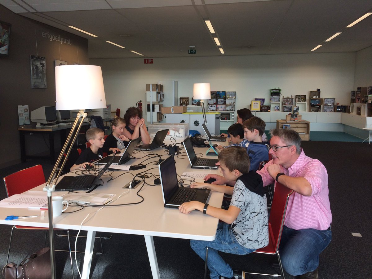 SanneRespen's tweet image. Vandaag weer een drukbezochte #CoderDojo in @BibliotheekHP! Zo’n 30 kinderen coderen een eigen VR-omgeving @CoderdojoH