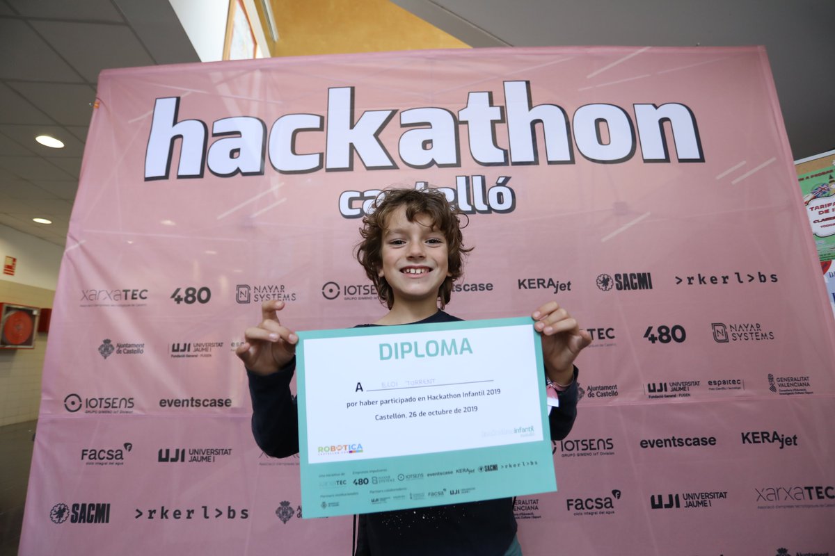 HackathonCS's tweet image. Así de bien se lo han pasado los más peques esta mañana 👩👦🧒👩 El #HackathonInfantil tiene como objetivo que los niños y niñas aprendan sobre tecnología, a la par que se divierten y hacen nuevos amigos 🥰 #HackathonCS19