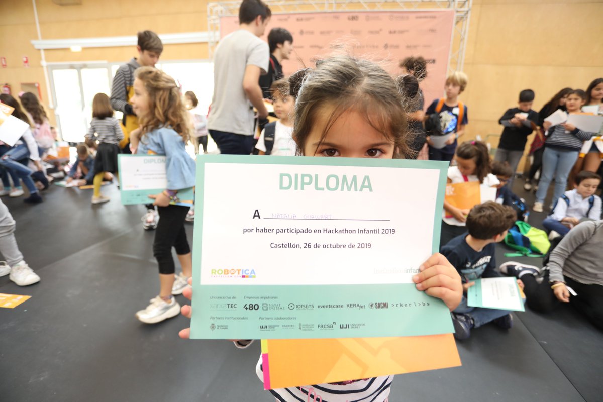 HackathonCS's tweet image. Así de bien se lo han pasado los más peques esta mañana 👩👦🧒👩 El #HackathonInfantil tiene como objetivo que los niños y niñas aprendan sobre tecnología, a la par que se divierten y hacen nuevos amigos 🥰 #HackathonCS19