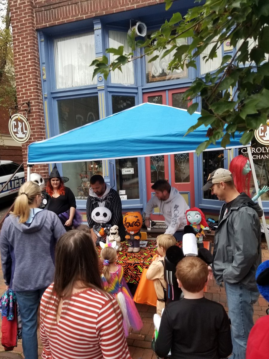 2993Lowes's tweet photo. Big turnout for Jonesborough Halloween Haunts and Happenings!! Shout out to Jamie, Schuyler, Cris, and Logan for handing out candy!! Thanks 2993 for all the candy donations!! @1280Market https://t.co/gdvnSMzvUw