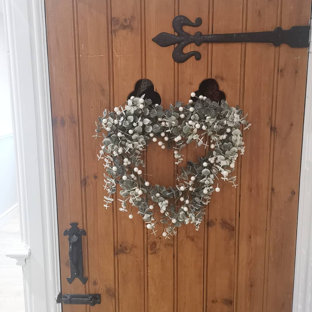 BurrowInteriors's tweet photo. Is anyone feeling Christmassy yet?❤️ We have some beautiful Christmas accessories on the website including our Eucalyptus &amp; White Berry Heart Wreath 👉 https://t.co/0ZYtE5UZhd

#christmasdecor #christmashome #interiordecor #interiorstyling #heartaccessories #homedecor #wreath https://t.co/7SMWD6qUCz