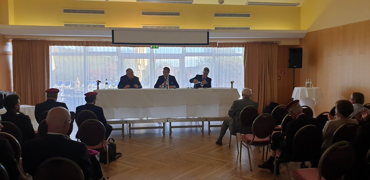 ADBurschen's tweet photo. Symposium zum Stand der deutschen Wiedervereinigung. Eine Chance, für die wir als Burschenschafter sehr dankbar sind, die aber immer noch eine grosse Aufgabe darstellt #deutscheeinheit #wiedervereinigung #wirsindburschenschaft https://t.co/F1sNOfz6br https://t.co/hMN2b2k1I6