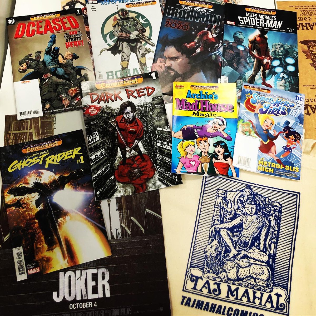 tajmahalcomics's tweet photo. Esta tarde seguimos con el #halloweencomicfest regalando #comicsusa y jugando al #ghostngoblins! y todavía quedan packs de compras de 50€ con la litografía doble de #joker y #houseofx y #powersofx #chapas #tattoos de #absolutecarnage #corred! https://t.co/cOTj0kHzR1