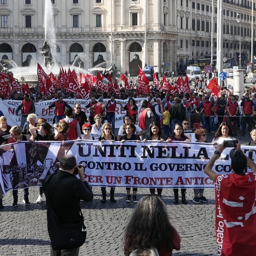 LabPolIskra's tweet image. A #Roma corteo di migliaia tra #facchini, occupanti casa, disoccupati dal centro-Sud Italia. 

Non solo il fuoco delle rivolte lontane, ma anche in #Italia

Il momento è adesso. Tocca a noi. 
#smashcapitalism #anticapitalismo #chile #bolivia #Ecuador