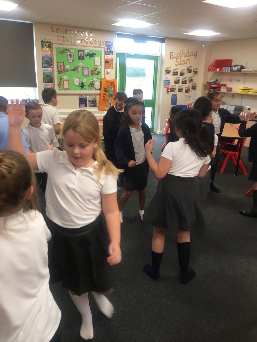 StaffytheDragon's tweet photo. Navratri dancing in Class 13 #staffordleyskids #staffordleysy4 #givingitago #gerithegiraffe #navratridancing ๐ https://t.co/A4hbcEiAeo