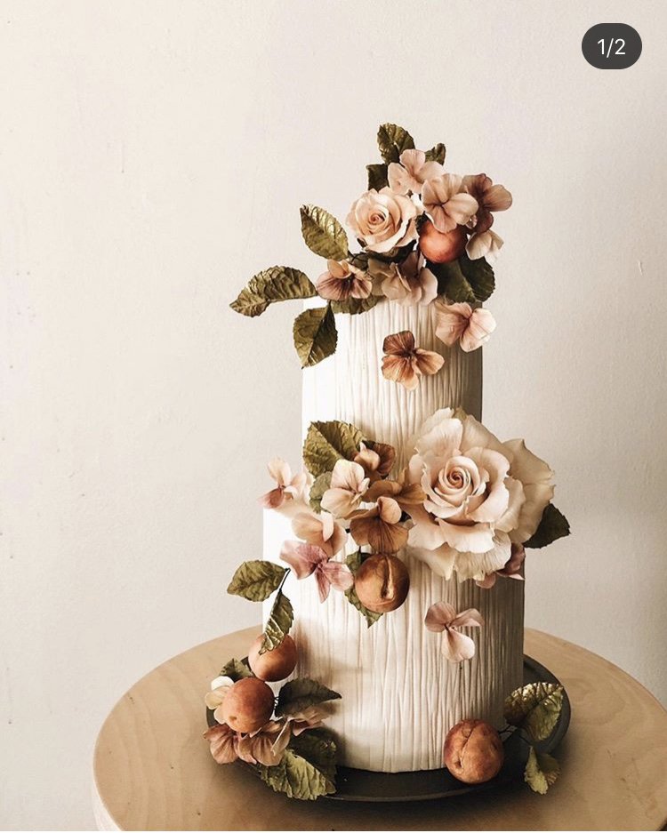 _OliviaBuckley's tweet photo. An exquisitely decorated cake by @winifredkristecake.
.
.
.
#oliviabuckleyinternational #luxurycakedesign #cakedecoration #luxurycakes #cakedesign #luxuryevents #luxuryeventplanner #destinationevents #destinationevent #destinationweddingireland #luxuryparties https://t.co/kS2yhUwvBD