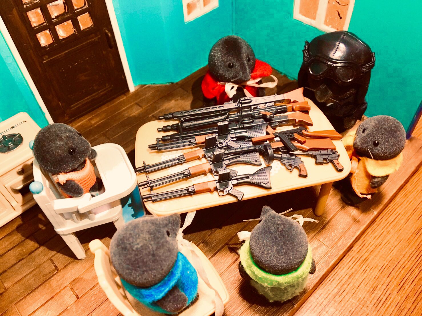 6 6コミティア へa とよ田みのる 今日アキバで見かけた拳銃のガチャがシルバニアサイズだ と喜び思いっきり回した T Co Lry9vxs9nw Twitter