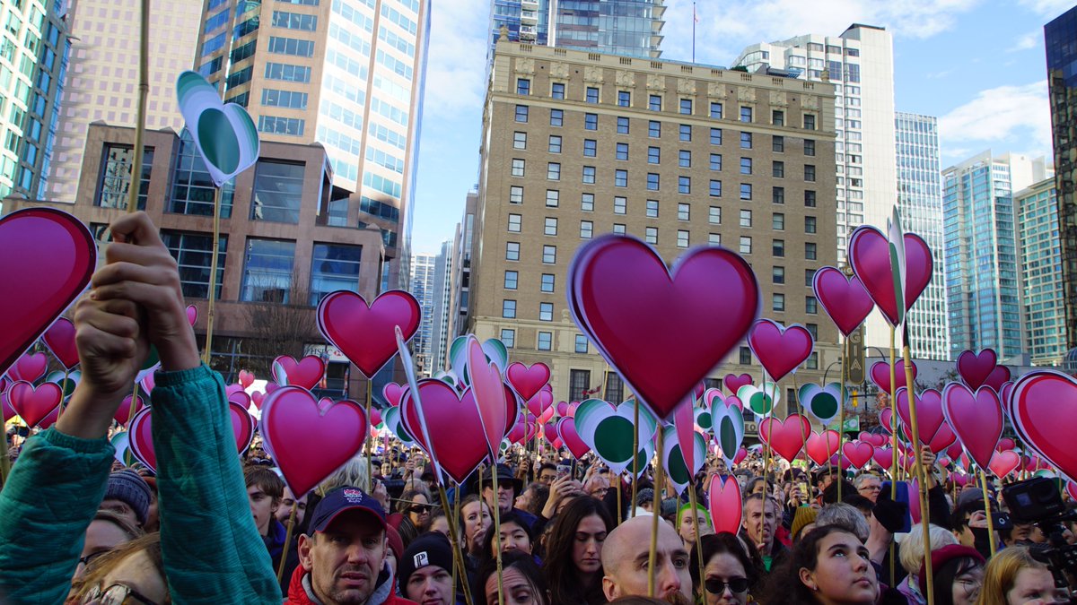 Yesterday, we joined thousands of people and <a href="/GretaThunberg/">Greta Thunberg</a> to witness 15 brave young Canadians announce the first federal youth climate lawsuit in our country's history. An incredible day full of hope and action! #YouthvCan #FridaysForFuture 

📷: Robin Loznak