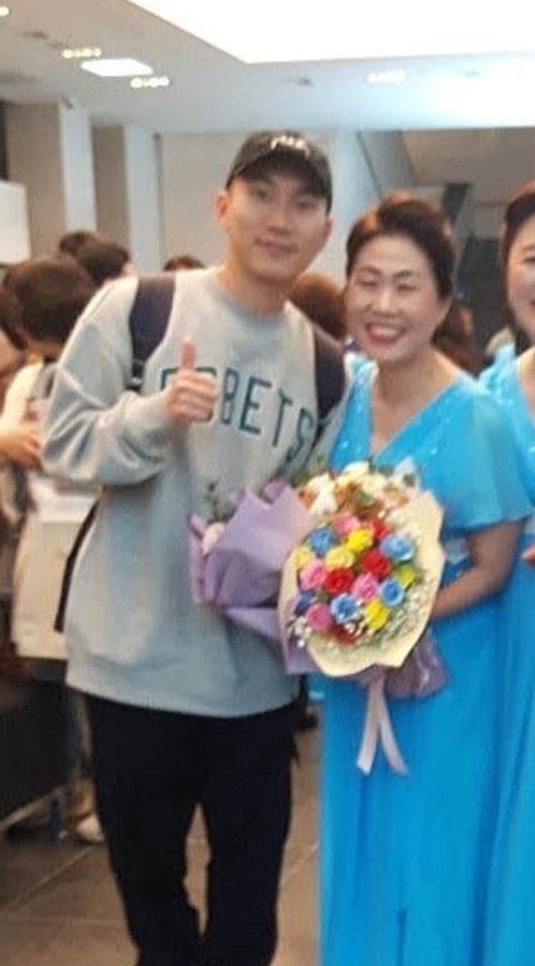 Eunkwang with his mom 