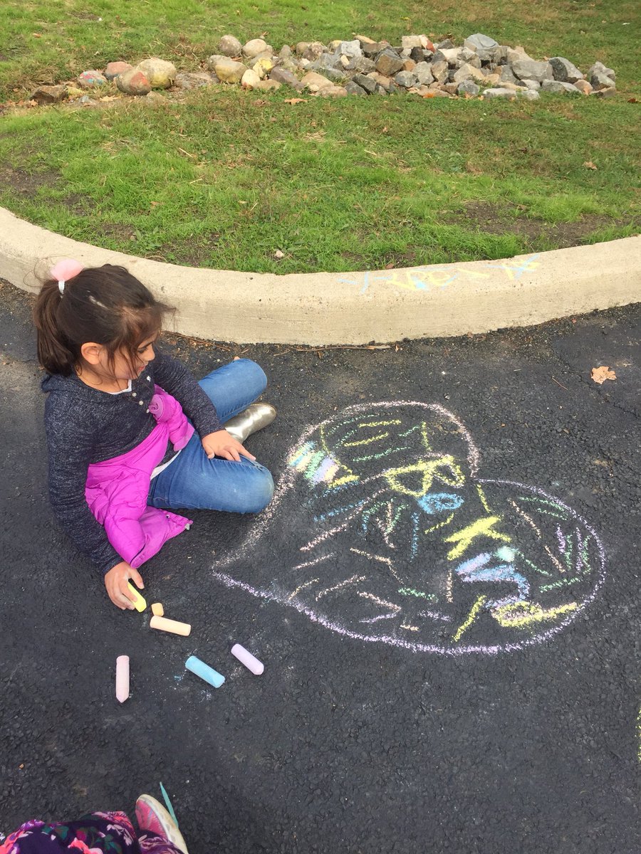 Showing kindness with chalk ! ❤️ <a href="/HarrisonHawks90/">HarrisonHawks90</a> #kindness #firstgrade #choosekind